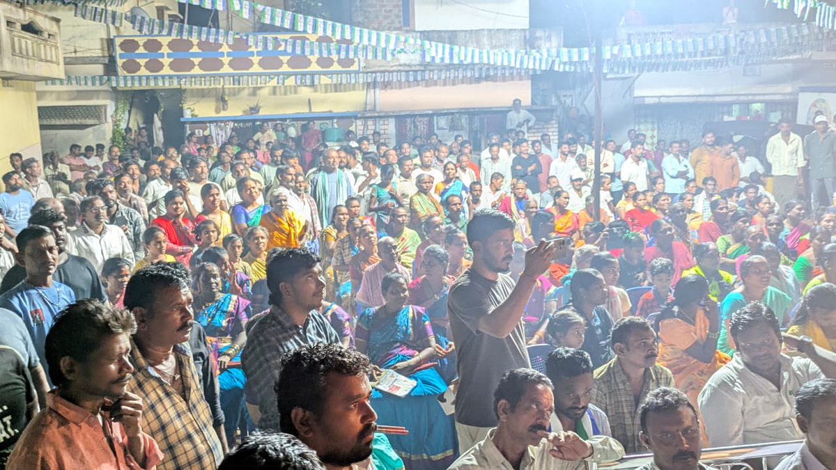 we_ysrcp's tweet photo. భీమిలి నియోజవర్గం,ఆనందపురం మండలం,గండి గుండం గ్రామం బాబు ష్యూరిటీ – మోసం గ్యారంటీ కార్యక్రమంలో పాల్గొన్న భీమిలి నియోజకవర్గం సమన్వయకర్త చిన్న శ్రీను గారు

  కార్యక్రమంలో  గౌరవ విజయనగరం జిల్లా జడ్పీ చైర్మన్, వైస్సార్సీపీ జిల్లా పార్టీ అధ్యక్షులు,భీమిలి నియోజకవర్గం సమన్వయకర్త  మజ్జి శ్రీనివాసరావు(చిన్న శ్రీను)గారు,ఆనందపురం జడ్పిటిసి కోరాడ వెంకట్రావు గారు, ఎంపీపీ ప్రతినిధి మజ్జి వెంకట్రావు గారు, మండల పార్టీ ప్రెసిడెంట్ బంక సత్యం గారు, స్థానిక సర్పంచ్ మరియు వైస్సార్సీపీ జిల్లా ప్రధాన కార్యదర్శి గండి గుండం శ్రీను గారు, ఎంపీటీసీ డోల గౌతిమి గారు వైస్ ఎంపీపీ పాండ్రంకి శ్రీను గారు,దాము గారు,ఇతర ముఖ్య నాయకులు,కార్యకర్తలు పాల్గొన్నారు.