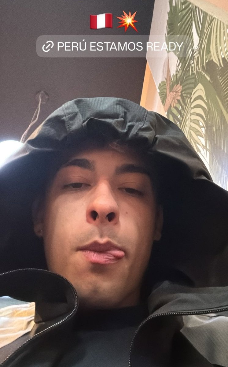 el aprendió a sacar la lengua y ahora lo tenemos así en cada foto JAJAKAKS