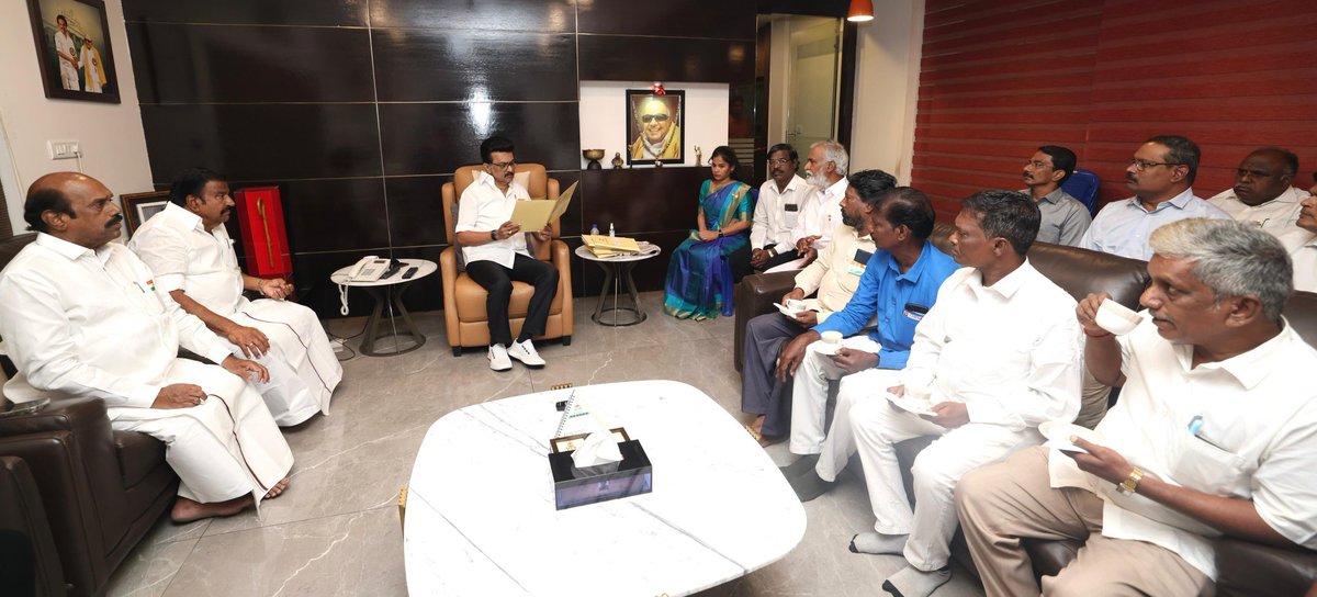 MANIKANDAN BABU (@manidmkitwing) on Twitter photo தூய்மைப் பணியாளர்களின் பல்வேறு சங்கங்களைச் சேர்ந்த நிர்வாகிகளைச் சந்தித்தேன். நேற்று நமது அரசு வெளியிட்ட அறிவிப்புகளுக்கு மகிழ்ச்சி தெரிவித்து, மேலும் சில கோரிக்கைகளை முன்வைத்துள்ளனர். அவற்றையும் பரிசீலித்து நிறைவேற்றிக் கொடுப்போம்.
என்றைக்கும் நாம் உழைக்கும் மக்களுக்குத் துணையாக தூய்மைப் பணியாளர்களின் பல்வேறு சங்கங்களைச் சேர்ந்த நிர்வாகிகளைச் சந்தித்தேன். நேற்று நமது அரசு வெளியிட்ட அறிவிப்புகளுக்கு மகிழ்ச்சி தெரிவித்து, மேலும் சில கோரிக்கைகளை முன்வைத்துள்ளனர். அவற்றையும் பரிசீலித்து நிறைவேற்றிக் கொடுப்போம்.
என்றைக்கும் நாம் உழைக்கும் மக்களுக்குத் துணையாக