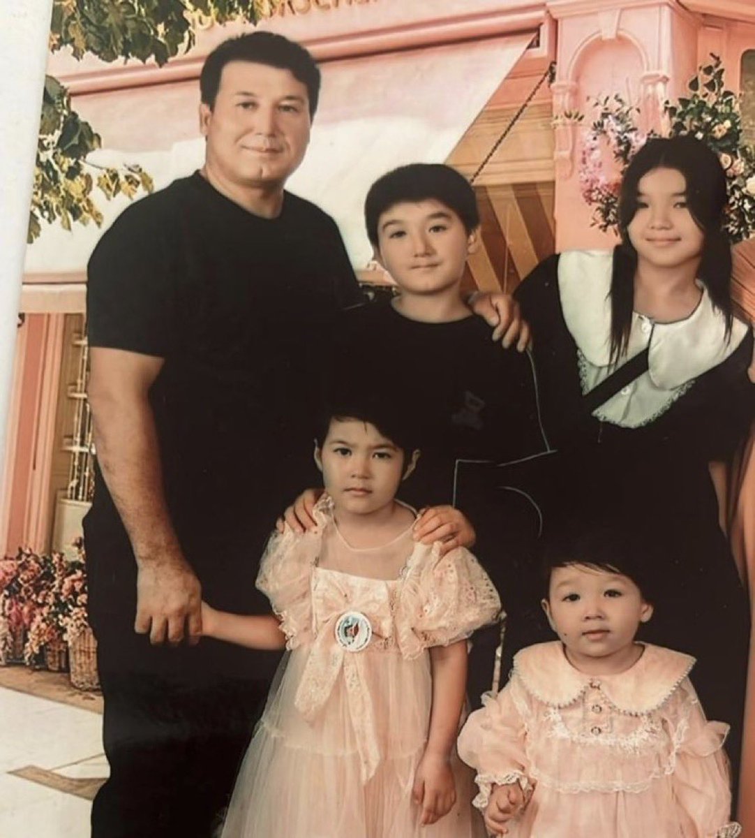 Hayırlı Cumalar mesajı atan ama zulme sessiz kalan insanların özellikle bu tweeti okumasını rica ediyorum. Resimde gördüğünüz Uygur Türkü baba şuan Aydın Göç Müdürlüğü’nde. Hakkında iade kararı verildiğini öğrendim. Eşi Melike Uygur feryat ediyor: “Eşim Çin’e iade edilmesin,