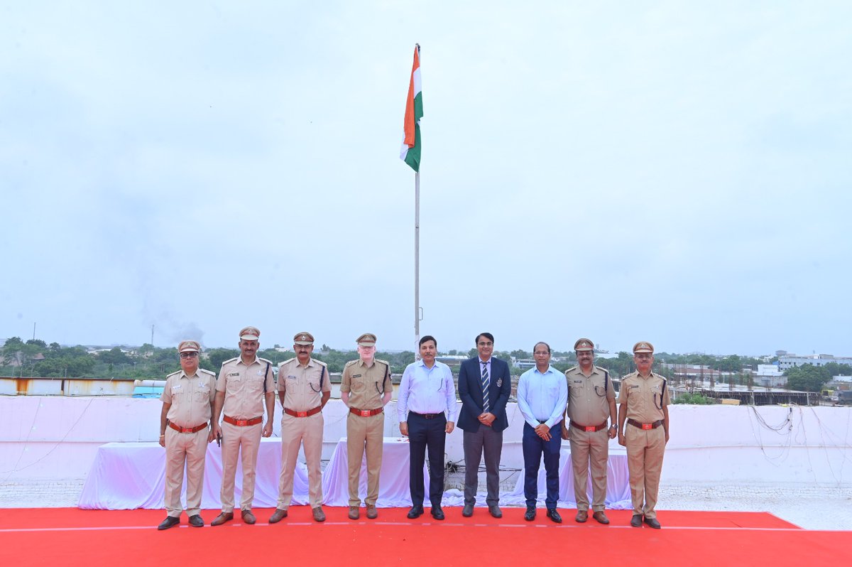 The 79th Independence Day was celebrated by the officers of CGST Kutch Commissionerate with great pride. The National Flag was hoisted by Shri Akhilesh Kumar, Commissioner, CGST Kutch Commissionerate.
We salute the spirit of freedom and our commitment to the service of the nation
