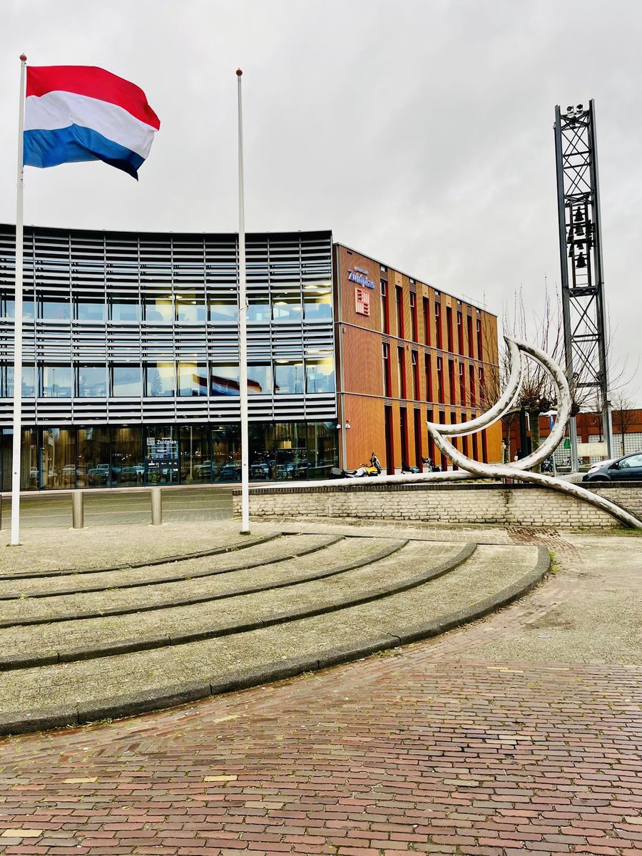 Vandaag hangt de Nederlandse vlag in top. Op 15 augustus herdenken we dat de Tweede Wereldoorlog 80 jaar geleden eindigde. Laten we stilstaan bij de waarde van vrede en vrijheid.

#Herdenking #Vrede #Vrijheid #80jaarVrijheid