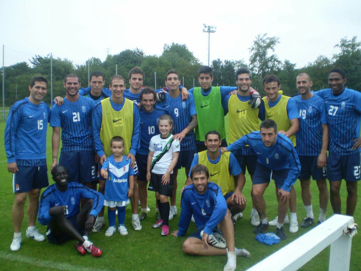 Y llegó el día que tanto soñaba cuando era el diferente de la clase con mi camiseta azul, rodeado de equipaciones del Barsa y Madrid.
Orgulloso de haberme enamorado de ti cuando pocos más lo hacían, cuando era muy fácil ser los grandes.
Lucha, <a href="/RealOviedo/">Real Oviedo</a>