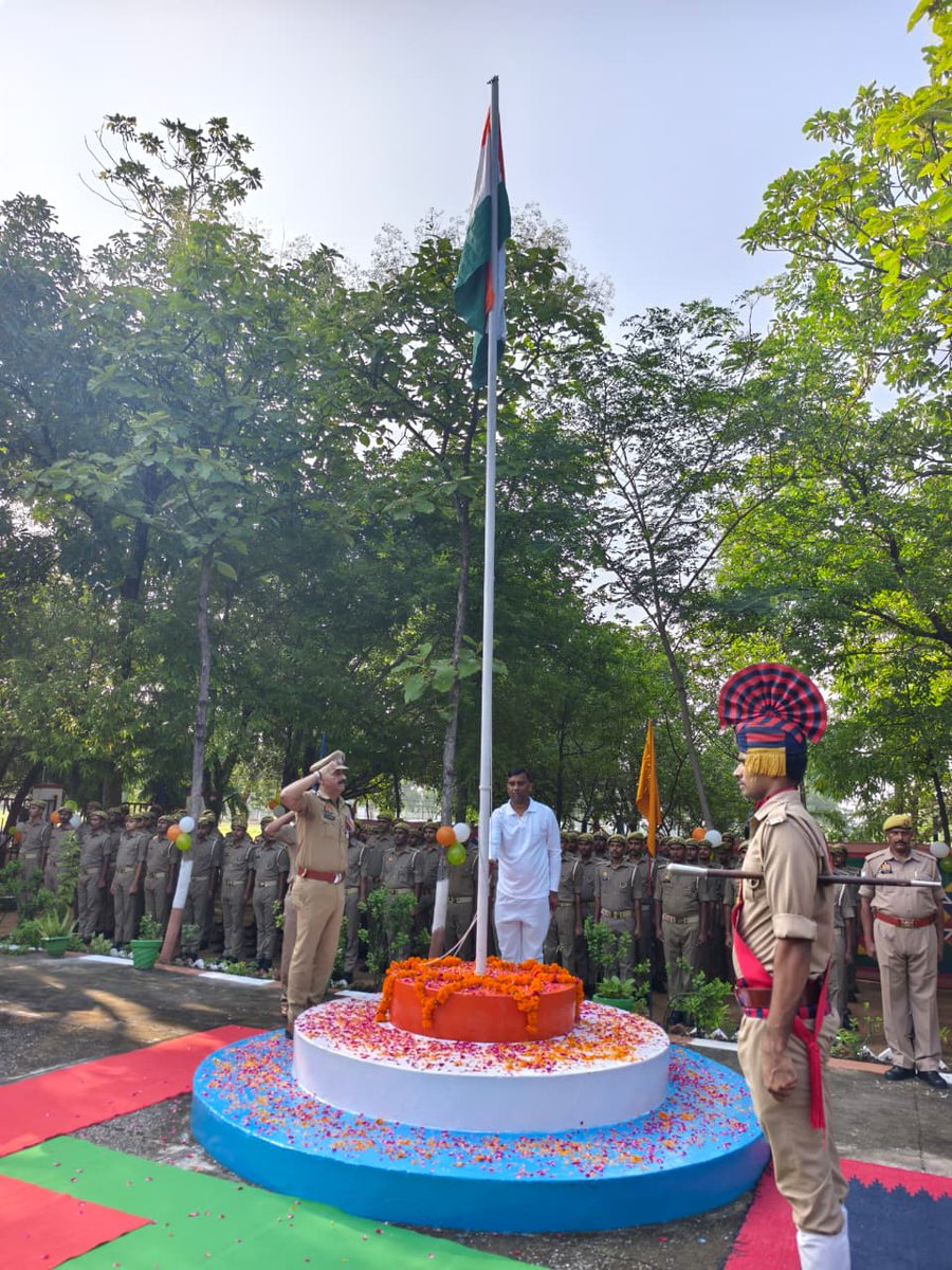mahobapolice's tweet photo. 🇮🇳 #SPMBA श्री प्रबल प्रताप सिंह द्वारा 79वें #स्वतंत्रता_दिवस के पावन अवसर पर पुलिस लाइन, महोबा में ध्वजारोहण कर राष्ट्रीय ध्वज को नमन किया गया।
🔸उन्होंने भारतीय संविधान व कानून के पालन, देश की एकता, अखण्डता व समरसता बनाए रखने हेतु सभी को प्रेरित किया तथा कर्तव्यनिष्ठा व सेवा भाव से राष्ट्र निर्माण में योगदान देने का आह्वान किया।
🔸इस अवसर पर सभी पुलिसकर्मियों को मिष्ठान वितरण कर स्वतंत्रता दिवस की शुभकामनाएं दीं गयीं।
#IndependenceDay #IndianConstitution