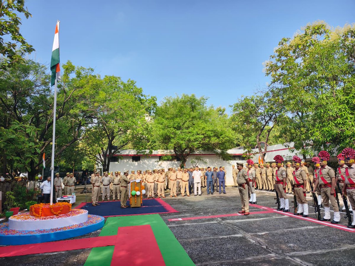 mahobapolice's tweet photo. 🇮🇳 #SPMBA श्री प्रबल प्रताप सिंह द्वारा 79वें #स्वतंत्रता_दिवस के पावन अवसर पर पुलिस लाइन, महोबा में ध्वजारोहण कर राष्ट्रीय ध्वज को नमन किया गया।
🔸उन्होंने भारतीय संविधान व कानून के पालन, देश की एकता, अखण्डता व समरसता बनाए रखने हेतु सभी को प्रेरित किया तथा कर्तव्यनिष्ठा व सेवा भाव से राष्ट्र निर्माण में योगदान देने का आह्वान किया।
🔸इस अवसर पर सभी पुलिसकर्मियों को मिष्ठान वितरण कर स्वतंत्रता दिवस की शुभकामनाएं दीं गयीं।
#IndependenceDay #IndianConstitution