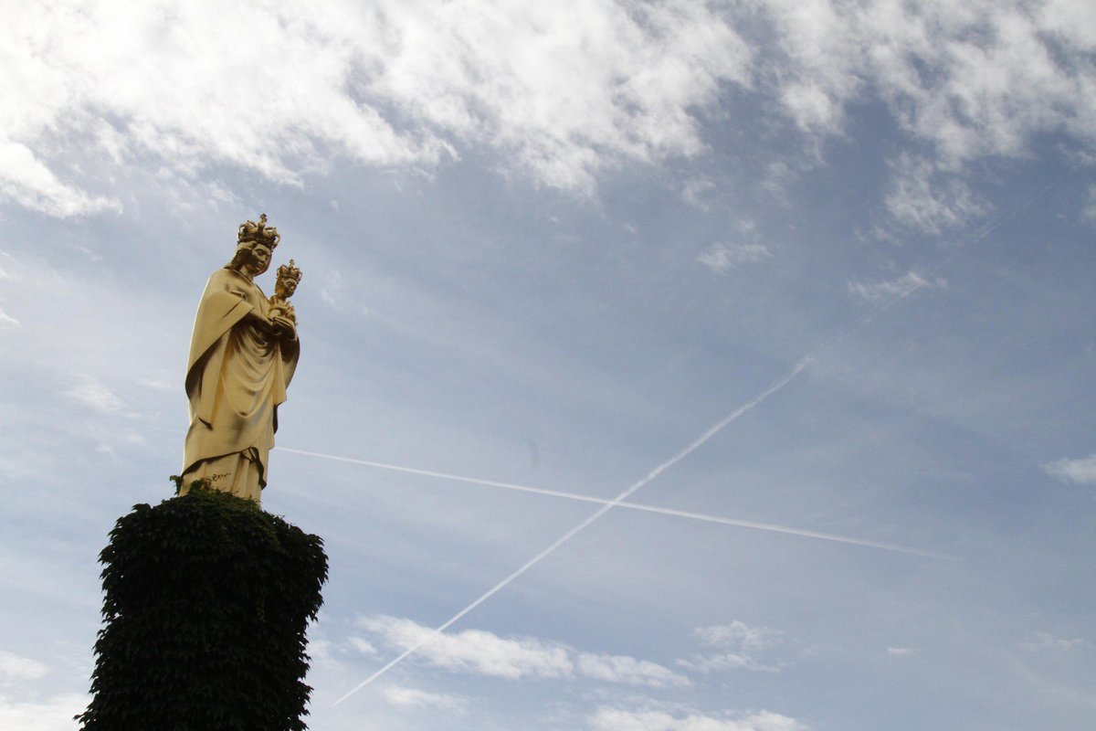 Slavimo blagdan Velike Gospe - Uznesenja Blažene Djevice Marije, moleći za mir, sigurnost i snagu u našim životima. Želim vam svima da blagdan Velike Gospe provedete u ljubavi, miru i zajedništvu s vašim obiteljima i bližnjima!