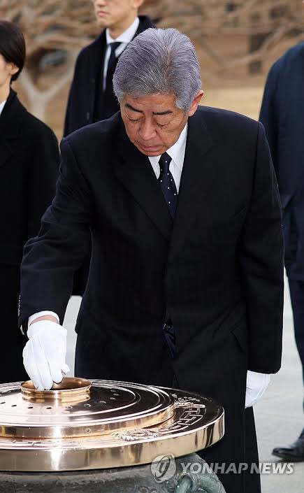 韓国の顕忠院には喜んで参拝する岩屋毅