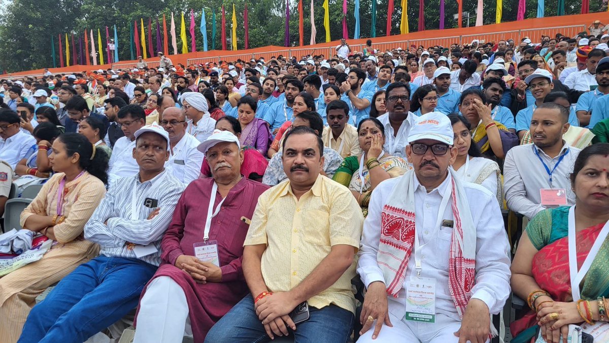 mopr_goi's tweet photo. 🇮🇳 Special Guests at Red Fort 

Showcasing the vibrant cultural heritage of India, #Panchayat representatives from across the country graced the historic Red Fort as #SpecialGuests, adding colour and pride to the #IndependenceDay celebrations. Clad in their traditional attire, Panchayati Raj representatives from various States witnessed this grand and dignified occasion. 

The participation of elected representatives of Panchayati Raj Institutions transformed the celebration into a living symbol of Naya Bharat – Sashakt Bharat, embodying the spirit of Viksit Bharat, Viksit Panchayat.

#PMO #MoPR #NayaBharat 
#FromPanchayatToRedFort #IDC
#ViksitBharat #ViksitPanchayat 
#SpecialGuest #SpecialGuests #PRIs