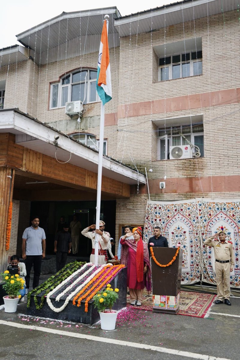 ‘Ek Kaam, Desh Ke Naam,’ says DC Indu Kanwal Chib as she hoists the Tricolour at the Mini Secretariat Bandipora during Independence Day celebrations, urging everyone to pledge at least one act of service for the Nation.
