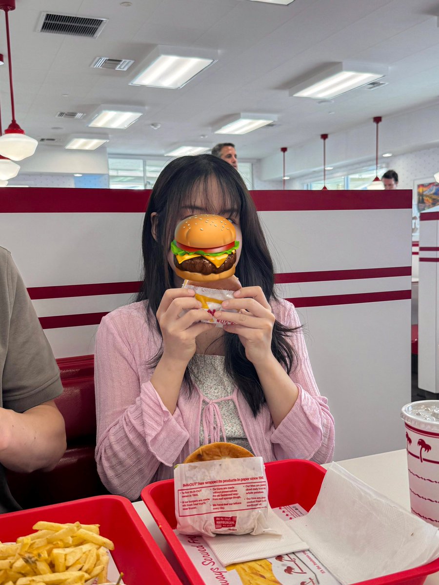 최근 근황: 한 돼지가 있엇슨… 먹을 복이 터졌슨…