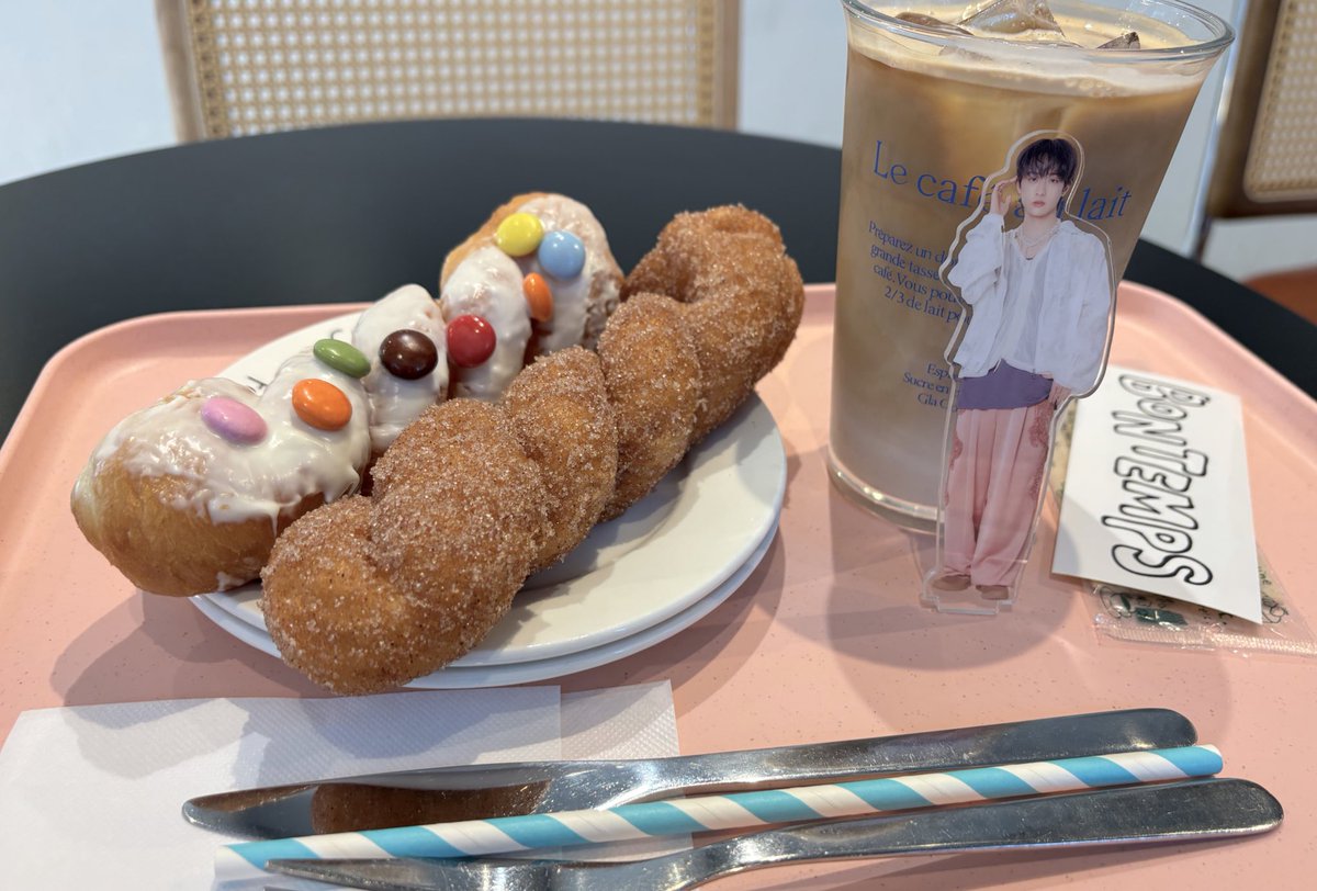 何十年ぶりかのひとり飯で仲良しさん居ない現状をドーナッツ分解で気を紛らわせてる(落ち着け)