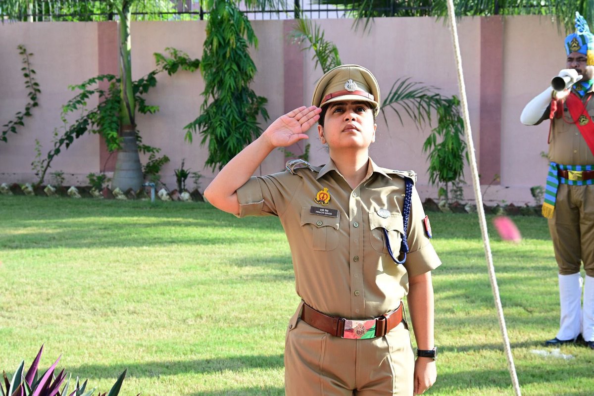 co32pacup's tweet photo. 32वीं वाहिनी पीएसी लखनऊ के सेनानायक आवास एवं क्वार्टर गार्ड में स्वतंत्रता दिवस के अवसर पर ध्वजारोहण का आयोजन किया गया।
इस अवसर पर सेनानायक महोदय सुश्री प्राची सिंह, आईपीएस द्वारा ध्वज फहराया गया एवं जवानों का उत्साहवर्धन किया गया।@Uppolice @adgpacup @prachiIPS @UPPoliceTrgHQ https://t.co/B8OBiCzQA7