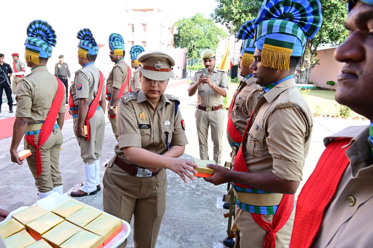 co32pacup's tweet photo. 32वीं वाहिनी पीएसी लखनऊ के सेनानायक आवास एवं क्वार्टर गार्ड में स्वतंत्रता दिवस के अवसर पर ध्वजारोहण का आयोजन किया गया।
इस अवसर पर सेनानायक महोदय सुश्री प्राची सिंह, आईपीएस द्वारा ध्वज फहराया गया एवं जवानों का उत्साहवर्धन किया गया।@Uppolice @adgpacup @prachiIPS @UPPoliceTrgHQ https://t.co/B8OBiCzQA7