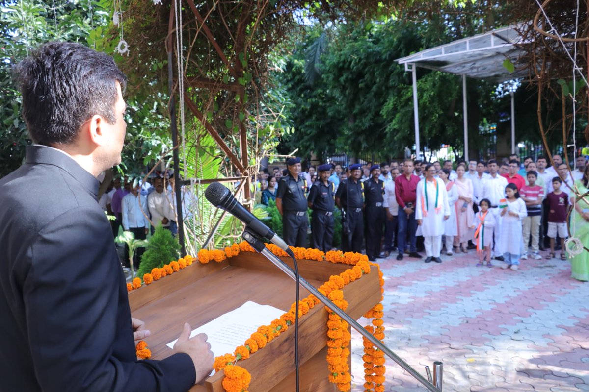 स्वतंत्रता दिवस पर निदेशालय पंचायती राज विभाग, लखनऊ में निदेशक श्री अमित कुमार सिंह ने झंडा फहराया और सभी को स्वतंत्रता दिवस की शुभकामनाएं दी।

#HarGharSwachhta #HarGharTiranga #IndependenceDay