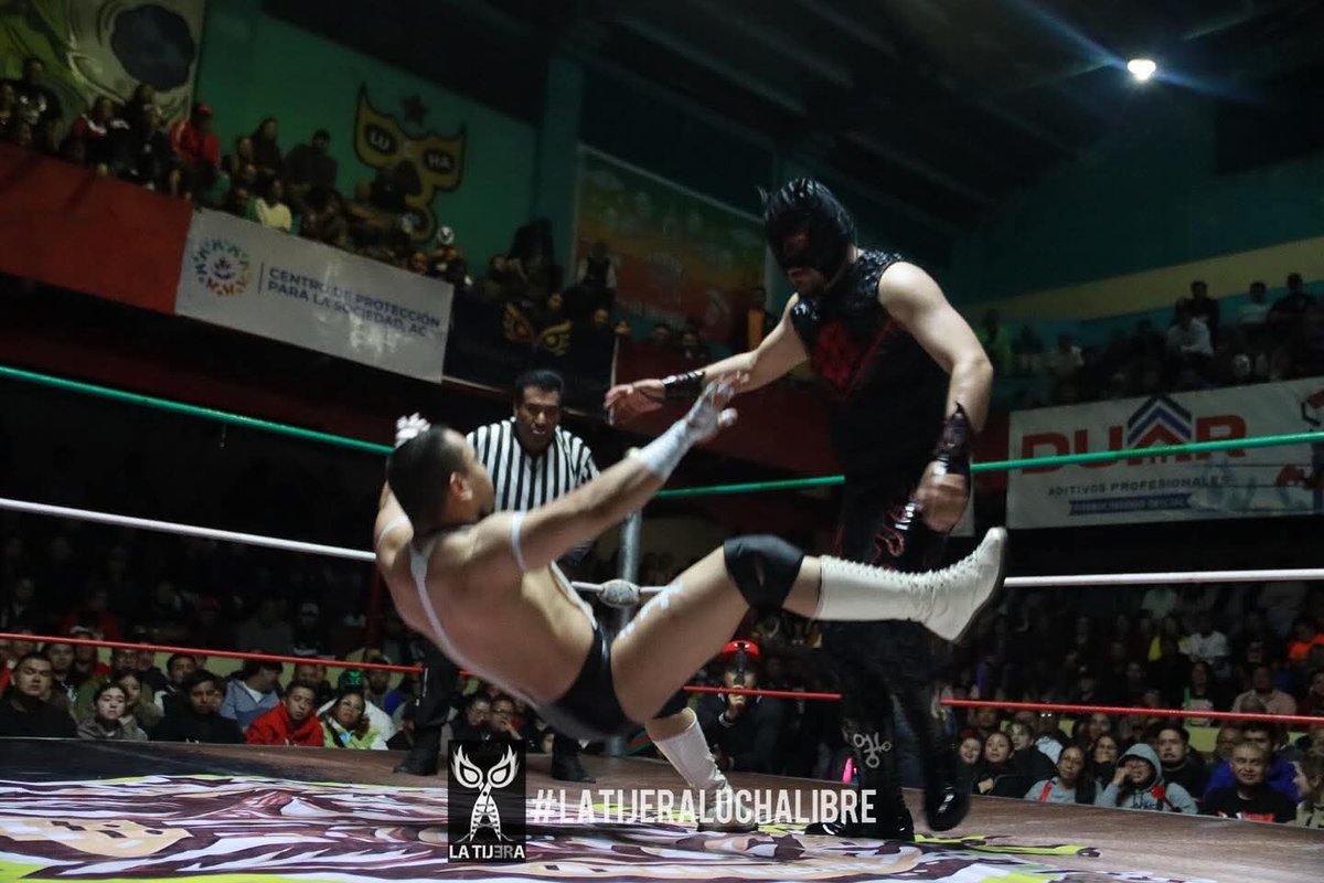 LaTijeraLucha's tweet photo. Empate en la Afición❗️
Luego de un faul y que le despojara de la máscara, el referee #Aspid determina que ambos bandos se van descalificados por lo que #Pachuco y #Montecristo exigen una revancha ante #TerrorInfernal y #Destructor en la función de #MaxProad…
#latijeraluchalibre https://t.co/NbEmpadZmy