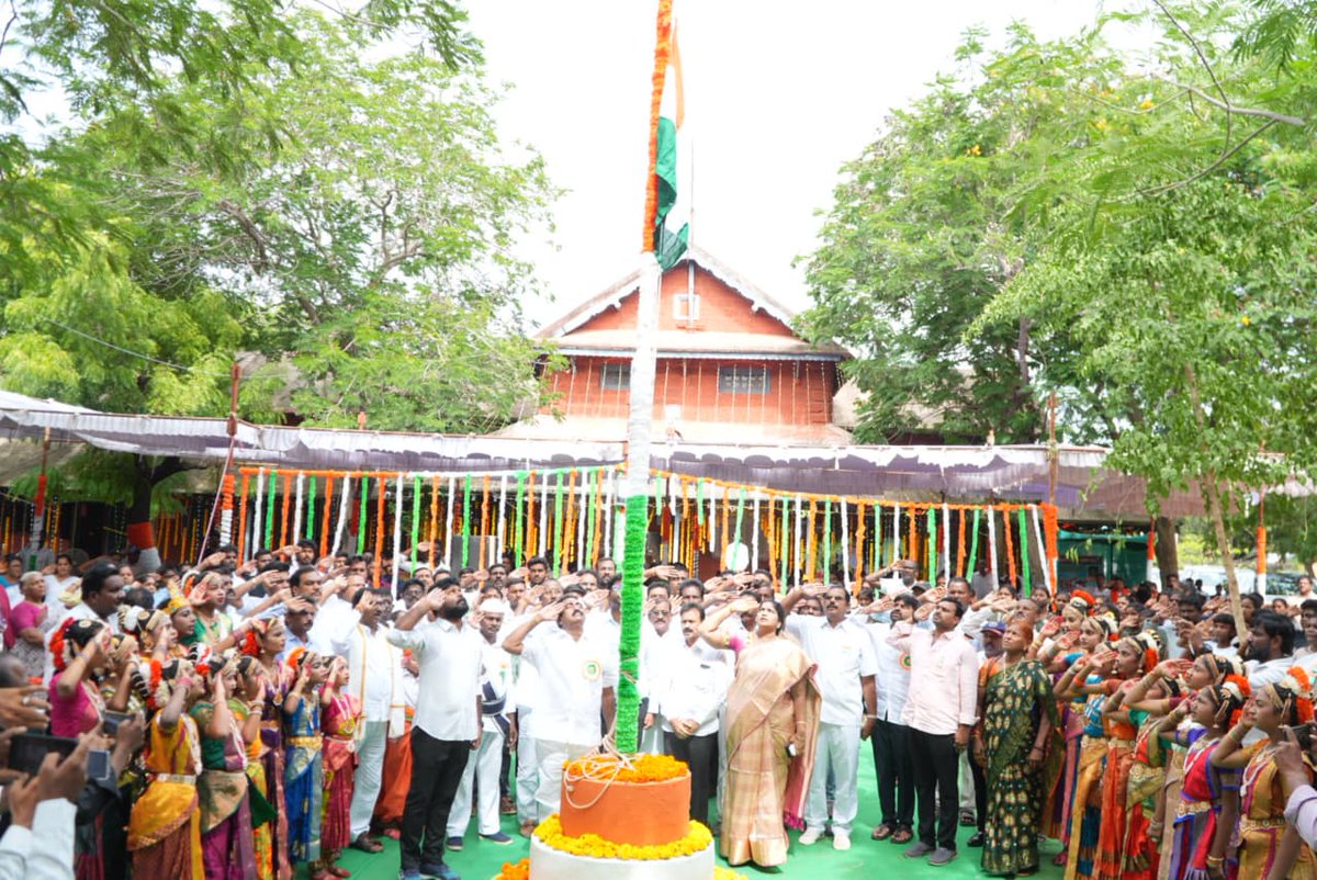kavyakrishnardy's tweet photo. కావలి ఆర్ డి ఓ కార్యాలయంలో 79వ స్వతంత్ర దినోత్సవ కార్యక్రమంలో... అధికారులతో కలిసి పాల్గొన్న కావలి ఎమ్మెల్యే #NationFirst #HappyIndependenceDay2025 https://t.co/HMbYxWHlji