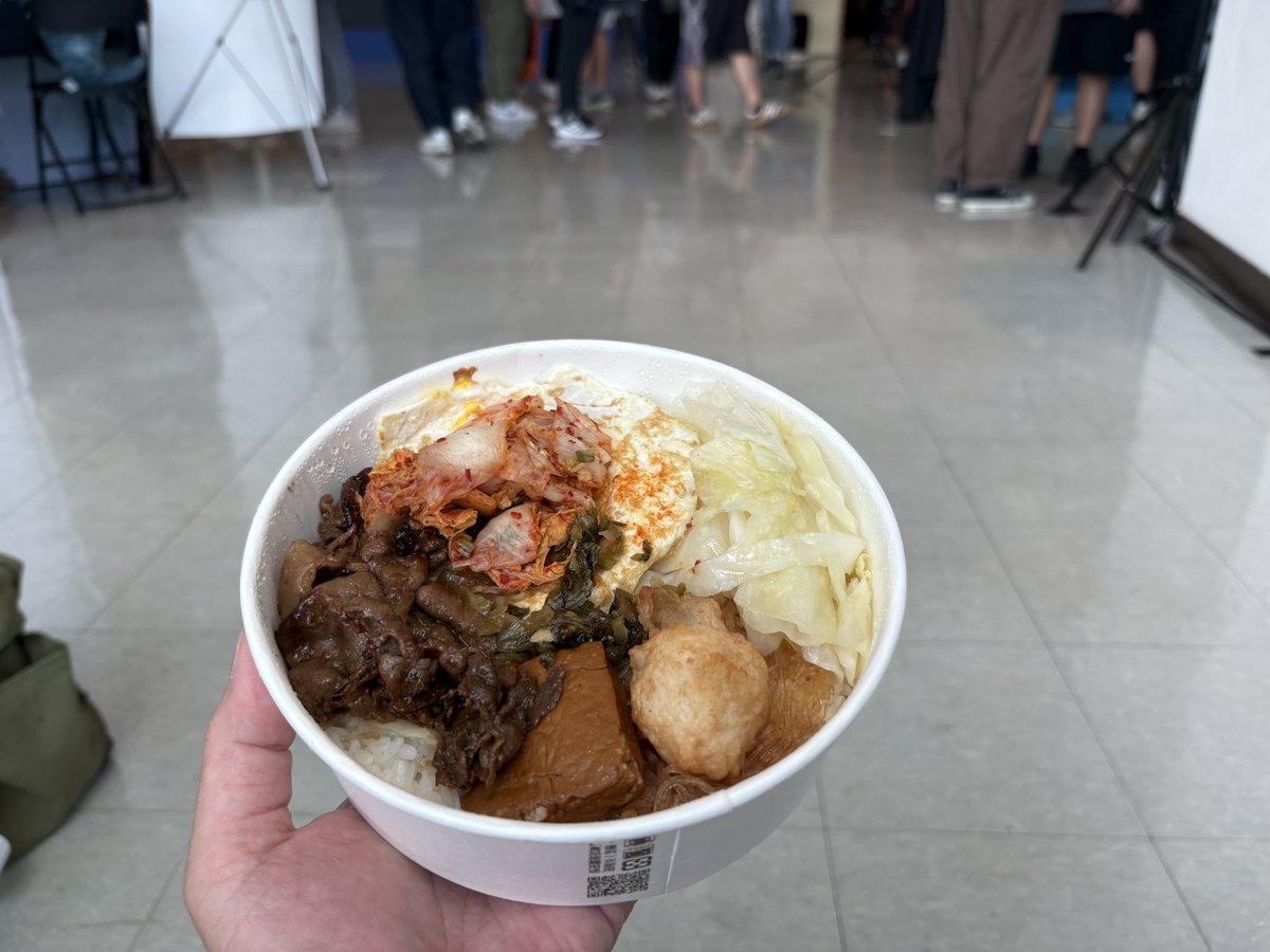 konica_tokyo's tweet photo. 昼食へ。
臭豆腐っぽいのが入ってるな……
#HITCON2025 #HITCON https://t.co/SGj9PNbHUn