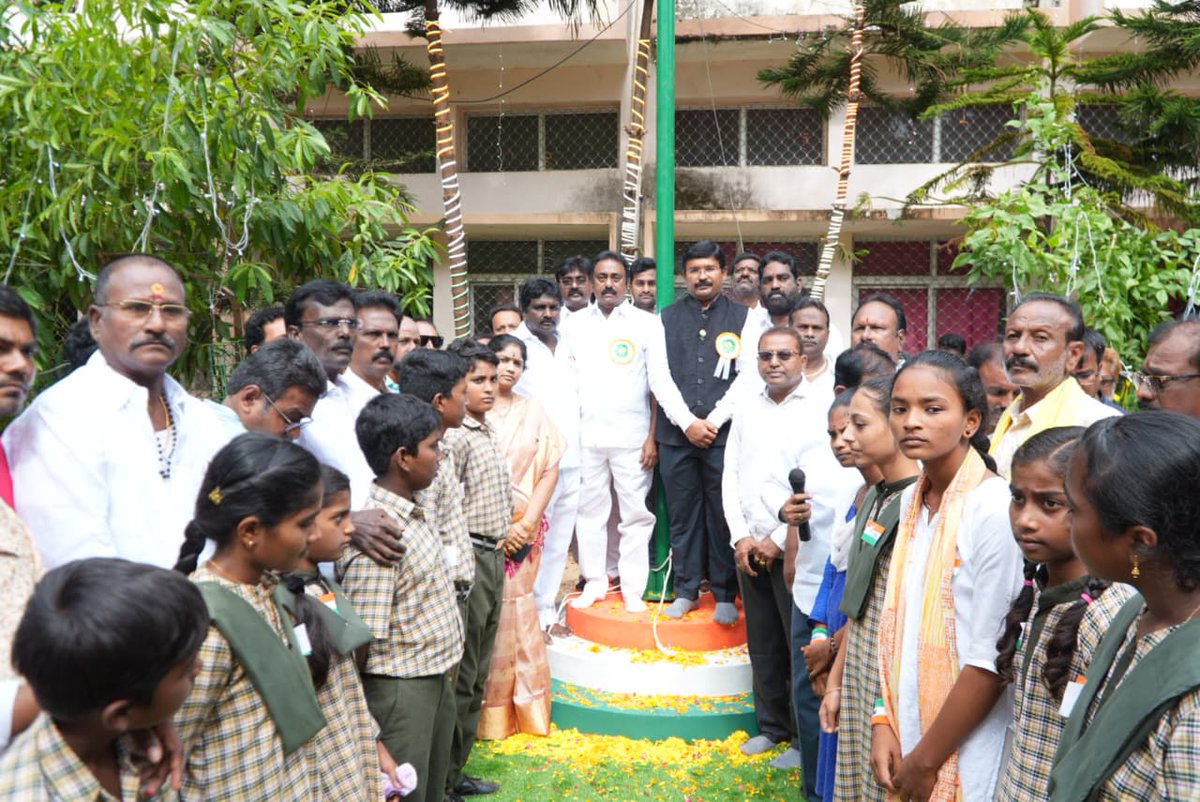 kavyakrishnardy's tweet photo. కావలి పట్టణంలోని మున్సిపల్ కార్యాలయంలో నిర్వహించిన 79వ స్వాతంత్ర ది��ోత్సవ వేడుకల్లో అధికారులతో కలిసి ముఖ్యఅతిథిగా పాల్గొన్న....కావలి ఎమ్మెల్యే దగుమాటి వెంకటక్రిష్ణారెడ్డి గారు. #NationFirst #HappyIndependenceDay https://t.co/nj0aLQFV5q