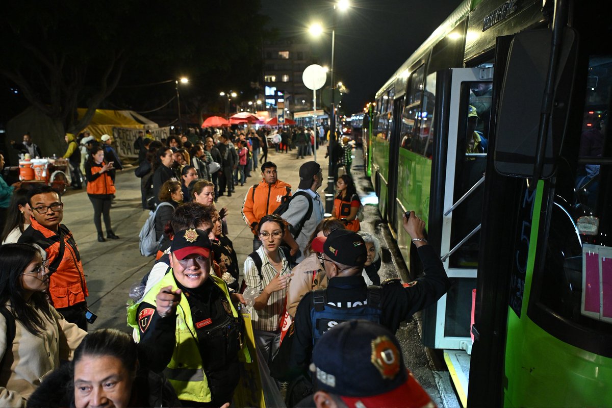 Fotos de hace un par de horas donde camionetas de la SSC apoyan a la gente en sus traslados por el cierre de algunas estaciones de la línea 2 del Metro. 📸