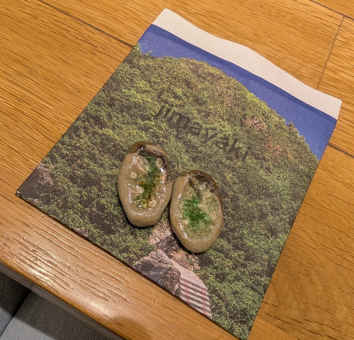 終戦の日に念願の箸置きをお迎えできた。パートナーと一緒に使える嬉しい。平和への祈りを込めてCoccoちゃんが作ってくれた箸置き。箸置きも、その想いも、ずっと大切にする。