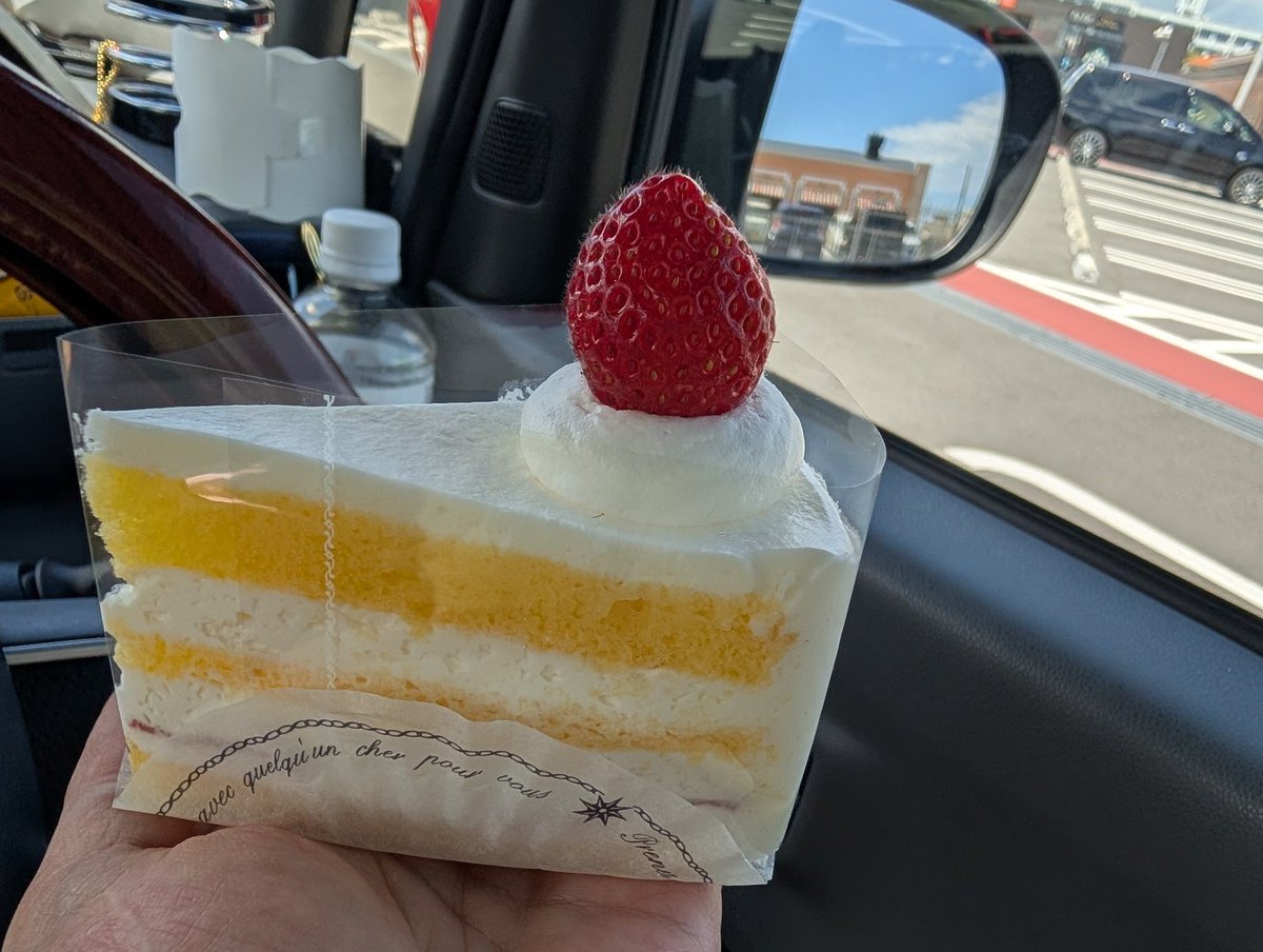 ryuchin_ch's tweet photo. #Sweetee というケーキ屋さんで、たくさんケーキ買ってきて車で食べましたw
詳細地図などは後ほど掲載したいと思います！！！
あー美味しかった https://t.co/aF3qqehwmO