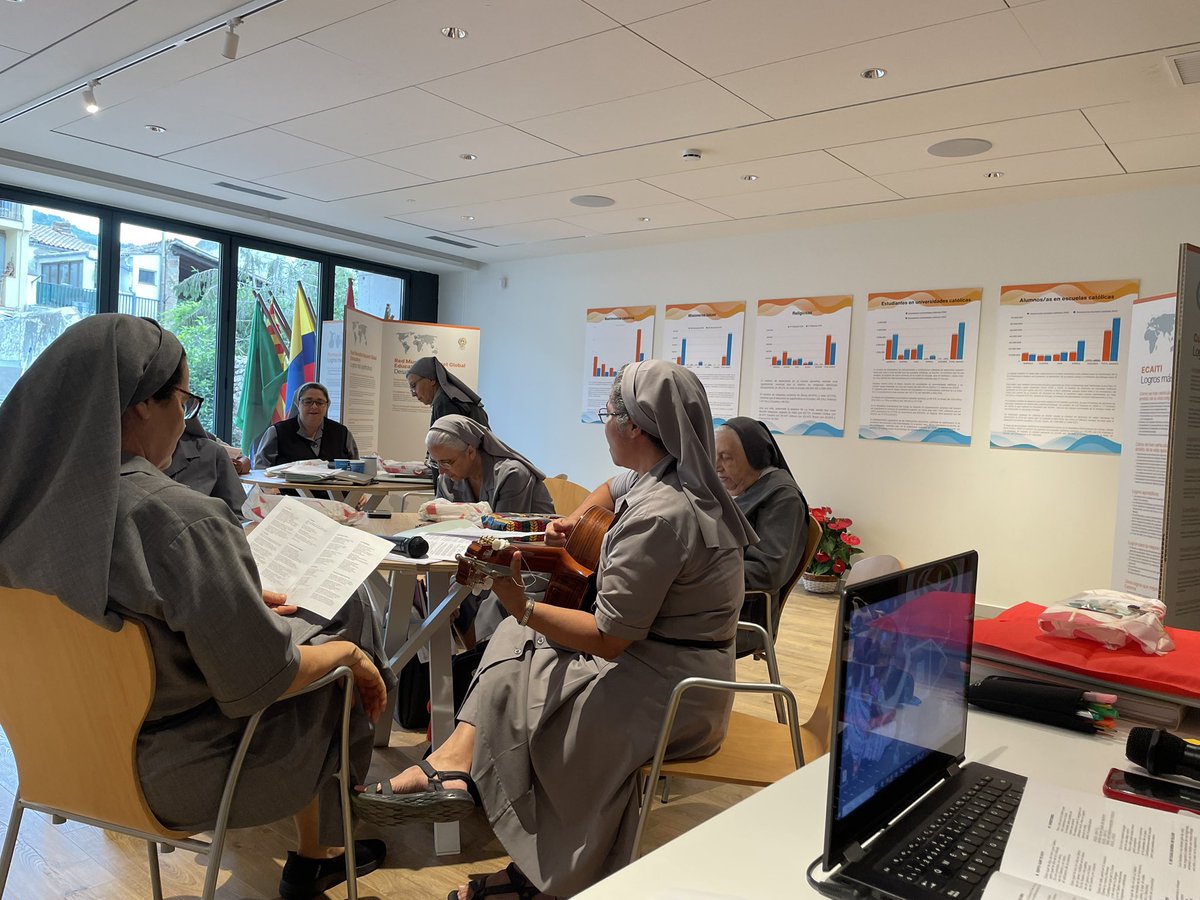 Dando forma a la misión compartida desde el trabajo conjunto. 
Unidas a la Iglesia en oración por la paz. Santa María de la Concordia, ruega por nosotros. #MisionerasDeEsperanzaXXIIICapítuloGeneral #MisionerasdeEsperanza