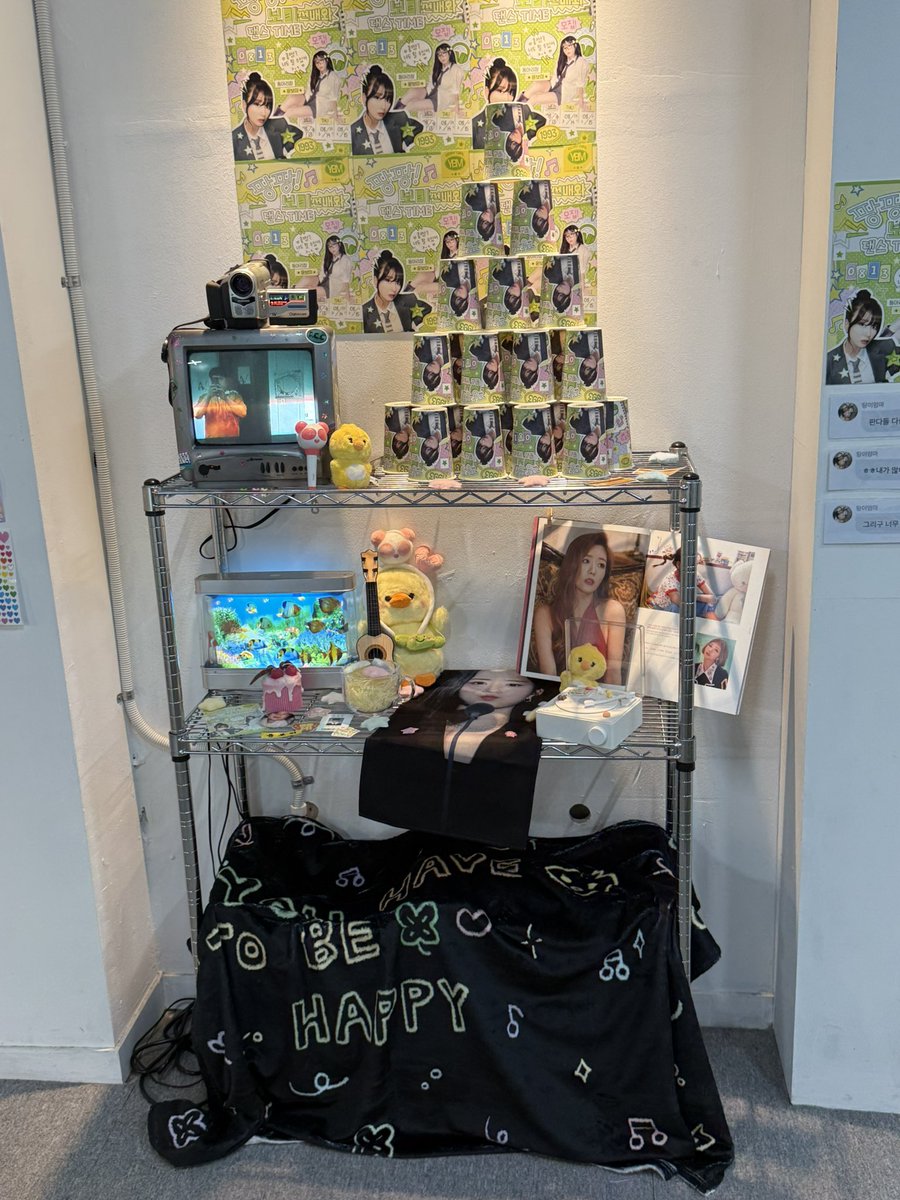 보미누나 생카와서 구경하고 음료,디저트세트먹고 사진찍고 ㅎㅎ 보미누나 늦어서 볼수없었지만 그래도 좋다~ 다음에는 꼭 보러와야지!~~~ 보미누나 생일축하해요~~💛💛 
#보미생일카페 #보미의_팡팡_댄스동아리