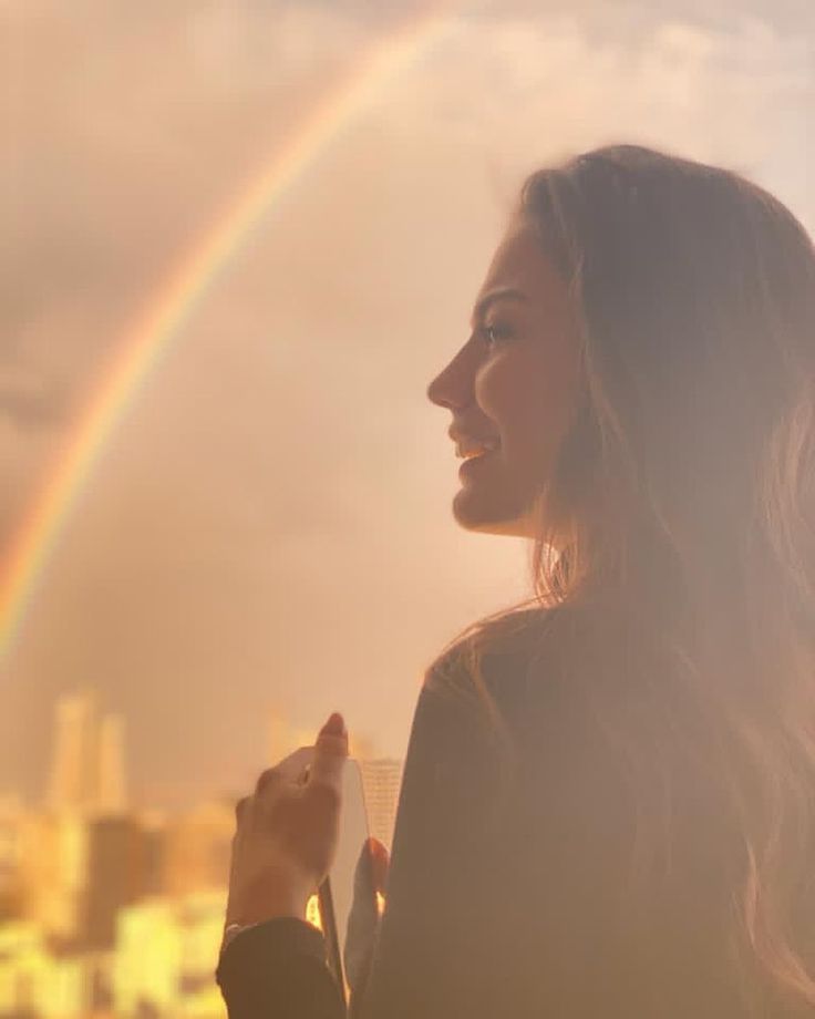 Anche se la finestra è la stessa, non tutti quelli che vi si affacciano vedono le stesse cose: la veduta dipende dallo sguardo.
(Alda Merini)
Günaydın kızlar 🫶🏼 💋 
#CANEDEMETUNICAREALTA ❤️‍🔥❤️‍🔥