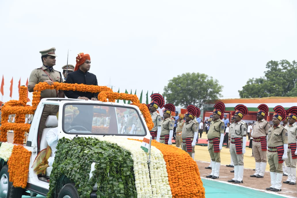 infoahdgog's tweet photo. અમદાવાદ જિલ્લાના વહેલાલ ખાતે સ્વાતંત્ર પર્વની ઉજવણી કરવામાં આવી. 

જિલ્લા કલેકટર શ્રી સુજીત કુમારે ધ્વજારોહણ કરી સૌને સ્વાતંત્ર પર્વની શુભકામના પાઠવી.

#IndependenceDayIndia https://t.co/ORBZzMKppZ