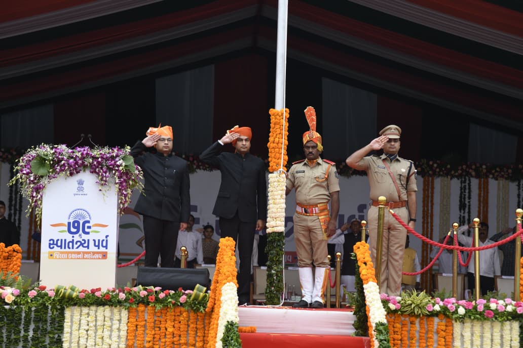 infoahdgog's tweet photo. અમદાવાદ જિલ્લાના વહેલાલ ખાતે સ્વાતંત્ર પર્વની ઉજવણી કરવામાં આવી. 

જિલ્લા કલેકટર શ્રી સુજીત કુમારે ધ્વજારોહણ કરી સૌને સ્વાતંત્ર પર્વની શુભકામના પાઠવી.

#IndependenceDayIndia https://t.co/ORBZzMKppZ