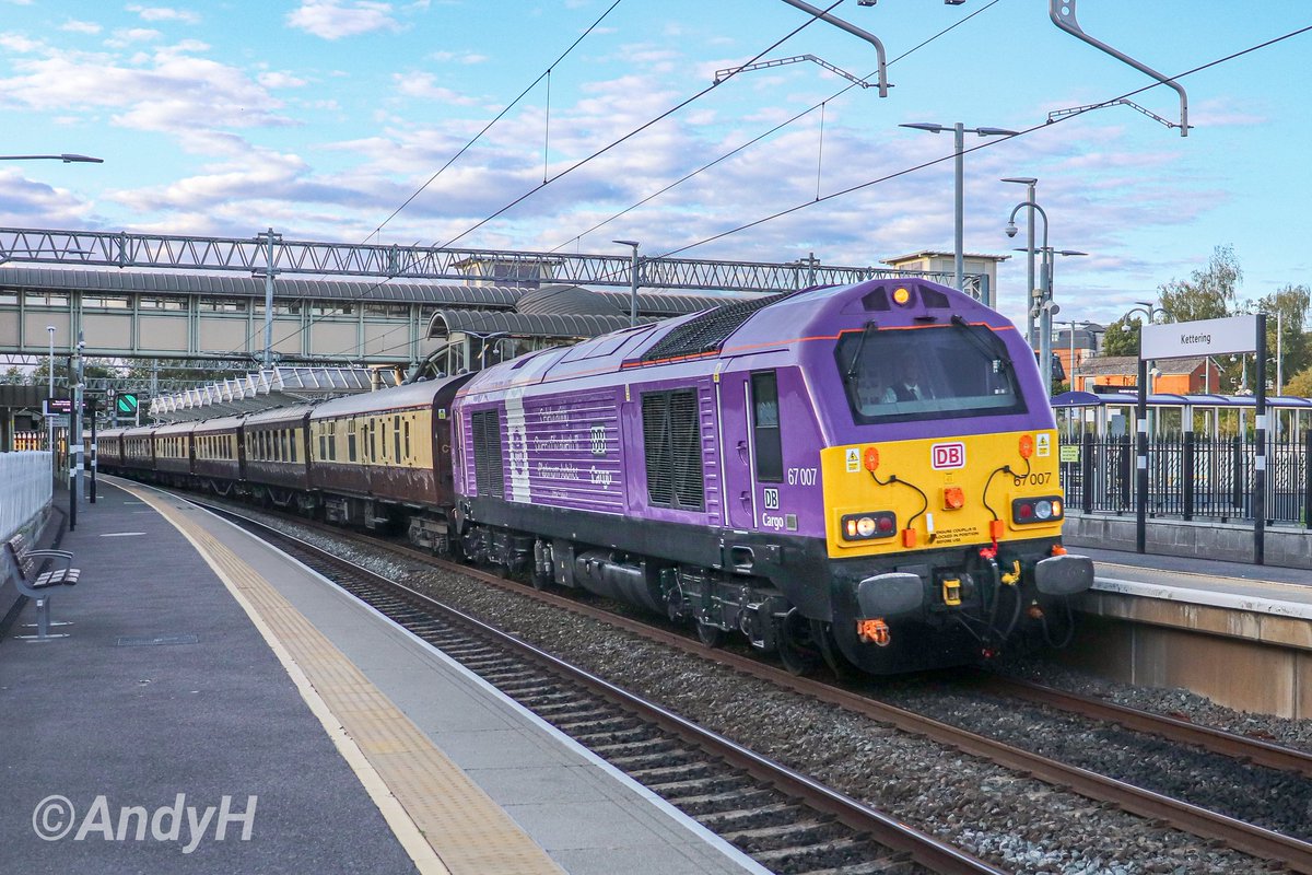 holtona72's tweet photo. A nice catch shortly after finishing work last night. A quick dash to the station to see @DBCargoUK #PlattyJubes 67007 & 67006 'Royal Sovereign' TnT on the Belmond British Pullman return leg, 1O07 Chesterfield to London Victoria, passing Kettering. #DBCargo #MML #Poshex 14/8/25 https://t.co/L9Kf5yzf6r