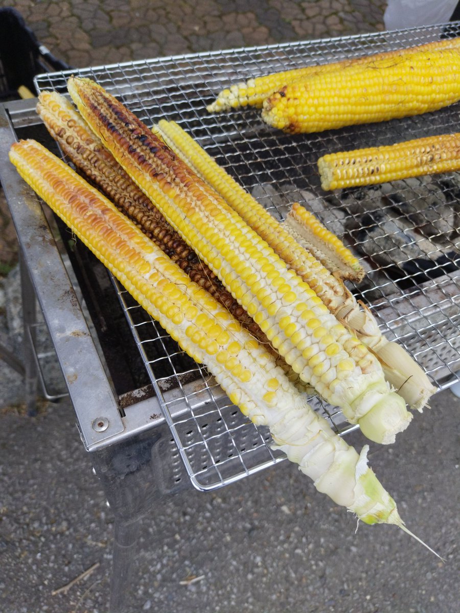 Mikasa_de_Sorry's tweet image. #三笠北海盆踊り の会場を廻ってきた。#東京ケーキ (十八番堂)のベビーカステラ #2beans の黒蜜ラテ #めっちゃバナナ のめっちゃバナナは美味しかったです。
八列トウキビも会場外でGet!!
夜は花火大会もあるのでGo👍