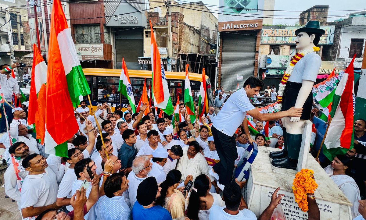 रोहतक में स्वतंत्रता दिवस पर परम्परागत तरीके से प्रभात फेरी निकली।

इस दौरान स्वतंत्रता सेनानियों की प्रतिमा पर पुष्पांजलि अर्पित कर नमन किया।

प्रभात फेरी भिवानी स्टैंड से शुरु हो कांग्रेस भवन पहुँची, यहाँ ध्वजारोहण कर सभी के साथ सौहार्दपूर्ण वातावरण में राष्ट्रीय पर्व मनाया।