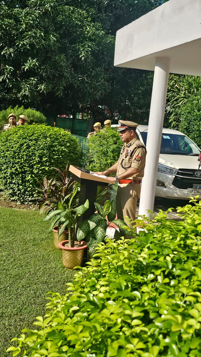 79 वें स्वतंत्रता दिवस के शुभ अवसर पर परिक्षेत्रीय कार्यालय में नियुक्त मु०आ० सुदीप कटियार को पुलिस महानिदेशक के प्रशंसा चिन्ह (स्वर्ण ) से व मु०आ० वारीश पाण्डेय को प्रशस्ति पत्र से सम्मानित किया गया। उज्ज्वल भविष्य की कामना की गई। @uppolice