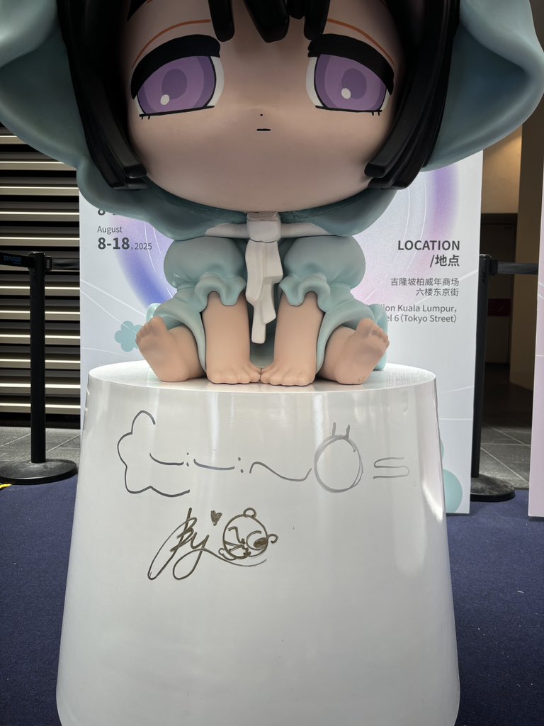 they signed the mizisua statues 🥹