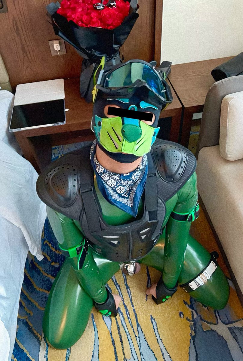 出差被公司的男同事夸肌肉了😏
但是他一定想不到自己天天合作的人是屌早已被焊死的废物，一条时刻发骚又无法做爱的废物淫犬🐶
即使拥有着187➕肌肉，但依旧无法交配只能乖乖🔒着！
光想想锁屌都直流淫水了🥵