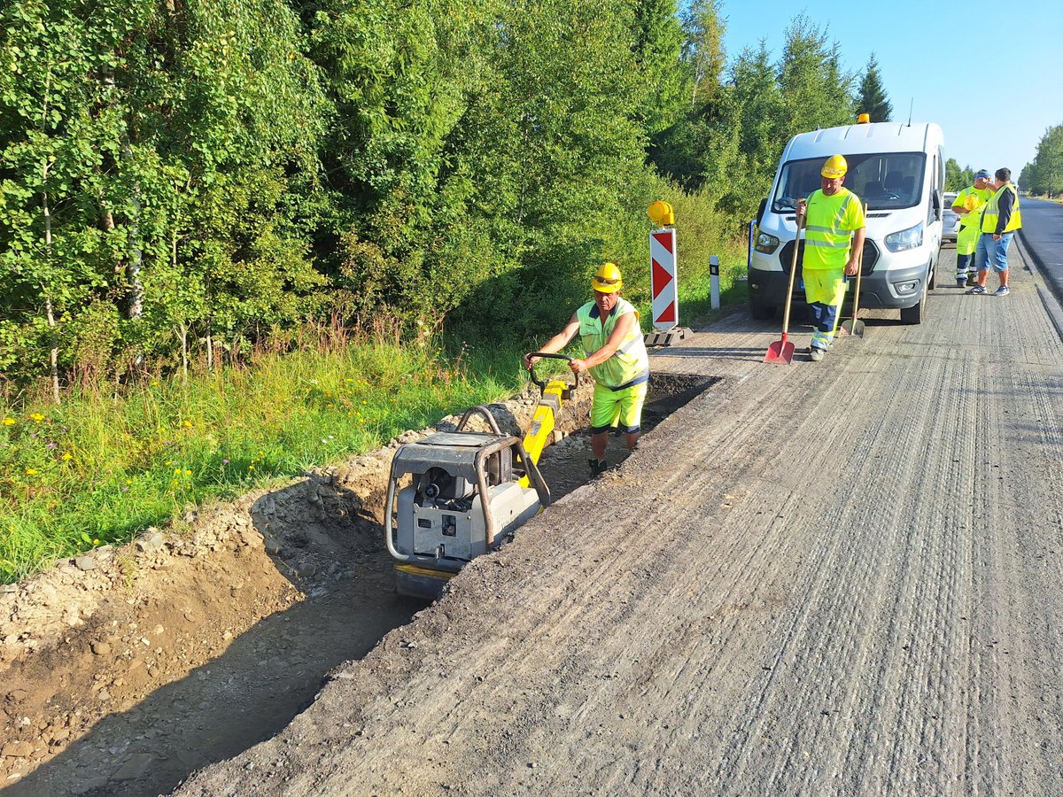 Opravovaný úsek silnice I/45 přes Dětřichov nad Bystřicí je průjezdný oběma směry přímo po staveništi (kyvadlový provoz kolem semaforů platí pouze v nutných případech). Prosíme o opatrnost při míjení dělníků, kteří na více místech provádí například odkopy nebo sanace podloží.