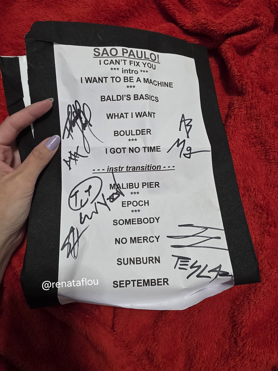 BYErenata's tweet photo. O Thomas simplesmente vem atras de mim, cutuca meu ombro "Hi!" com baqueta e a setlist dele autografada pelo The Living Tombstone ‼️‼️‼️ esse sabe como tirar minha sanidade TE AMO THOMAS SILVERS https://t.co/IZF6K4jTEg