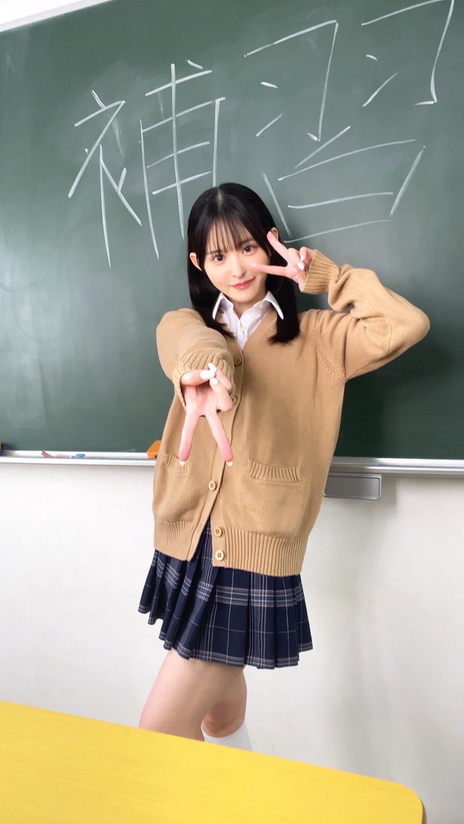 制服の写真、沢山見ていただけてすごく嬉しいです！🥹
いつも反応ありがとうございます🫶🏻✨