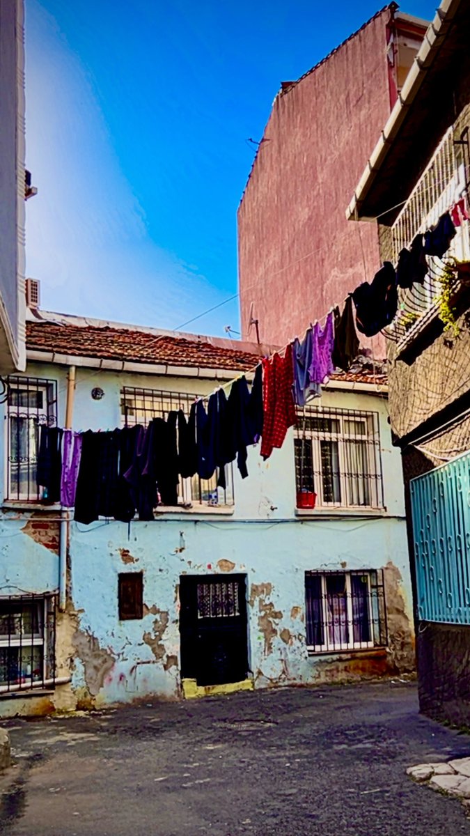 Deralgasgar's tweet photo. Akıl almaz işleri şu zambakgillerin 
Sokakta bir sövgü gibi akıp gittin 
Gözlerin sonsuz uzun, sonsuz çekikti, 
Baksan uçtan uca Çin Seddi'ni görebilirdin. 

#CemalSüreya 🤍
#şiir #şair 
#fotograf #deral https://t.co/9DDWyV4w6E