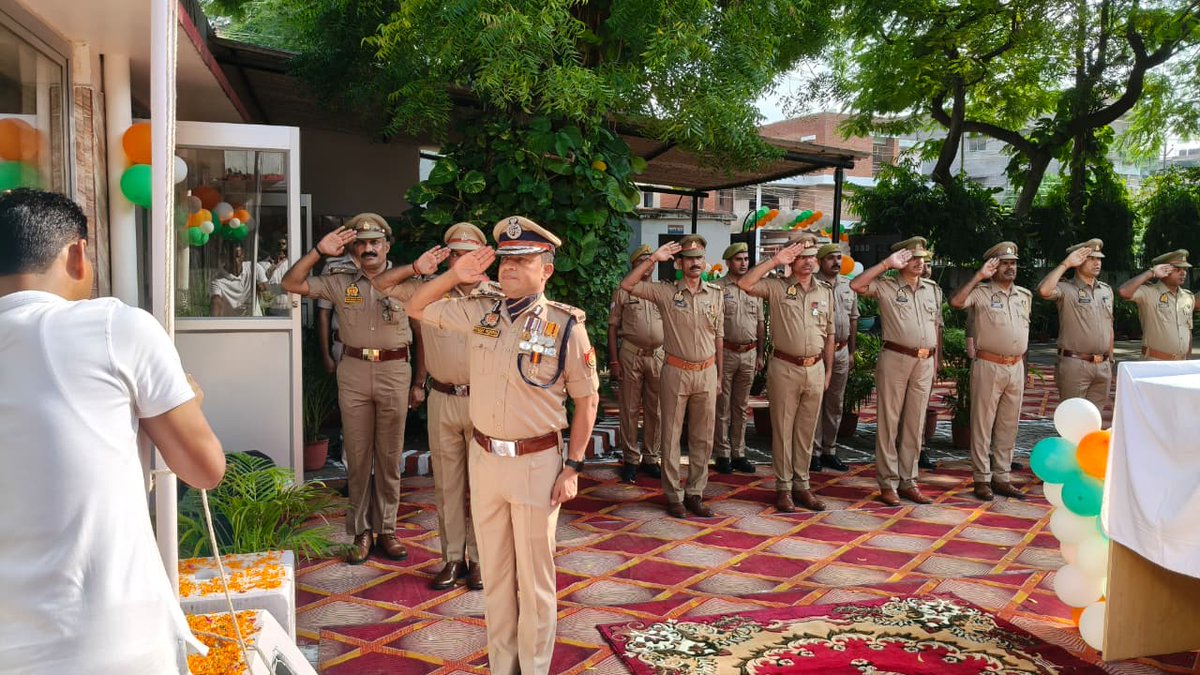 adgzonevaranasi's tweet photo. #adgzonevaranasi, @piyushmordia द्वारा 79वें स्वतंत्रता दिवस के अवसर पर जोन कार्यालय, वाराणसी में ध्वजारोहण किया गया एवं जोन कार्यालय में नियुक्त अधिकारियों/कर्मचारियों को स्वतंत्रता दिवस की शुभकामनाएं दी गई-
@Uppolice
@homeupgov https://t.co/q6xqTvo6RD