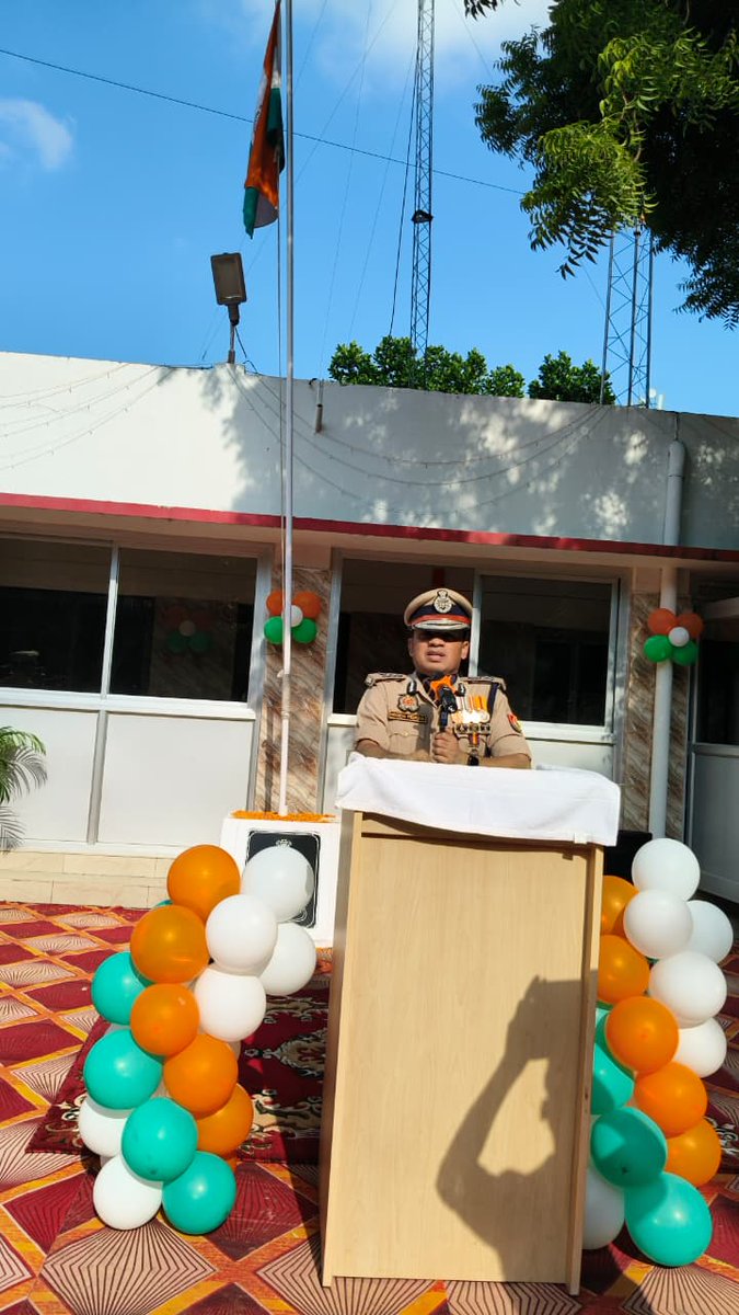 adgzonevaranasi's tweet photo. #adgzonevaranasi, @piyushmordia द्वारा 79वें स्वतंत्रता दिवस के अवसर पर जोन कार्यालय, वाराणसी में ध्वजारोहण किया गया एवं जोन कार्यालय में नियुक्त अधिकारियों/कर्मचारियों को स्वतंत्रता दिवस की शुभकामनाएं दी गई-
@Uppolice
@homeupgov https://t.co/q6xqTvo6RD