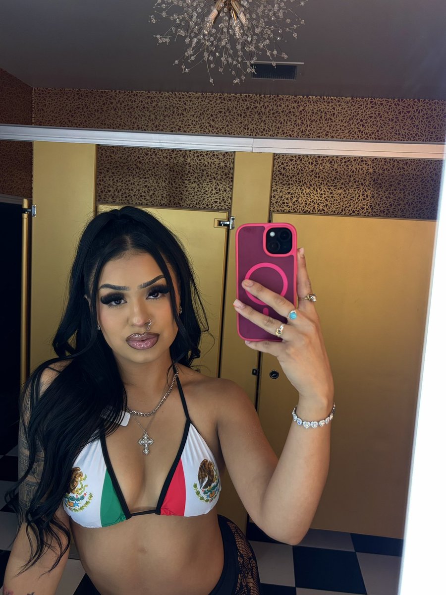 _ItsBlush's tweet photo. Surprise 😛😛
#Bottlegirl #NightLife #clerb https://t.co/4nAGnXkf73