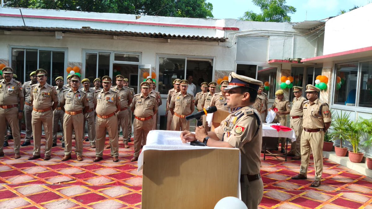 adgzonevaranasi's tweet photo. #adgzonevaranasi, @piyushmordia द्वारा 79वें स्वतंत्रता दिवस के अवसर पर जोन कार्यालय, वाराणसी में ध्वजारोहण किया गया एवं जोन कार्यालय में नियुक्त अधिकारियों/कर्मचारियों को स्वतंत्रता दिवस की शुभकामनाएं दी गई-
@Uppolice
@homeupgov https://t.co/q6xqTvo6RD