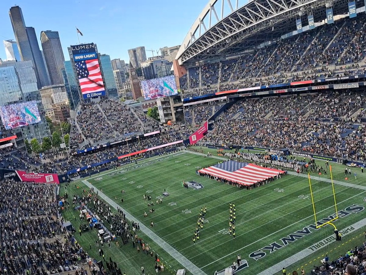 Partido de la NFL, Seahawks vs Raiders. Minuto previo al inicio una joven, flanqueada por dos militares portando banderas, canta el himno nacional. Silencio absoluto. El público al completo, mano derecha en el corazón. Al finalizar, aplauso y ovación. Orgullo y patriotismo.
#USA
