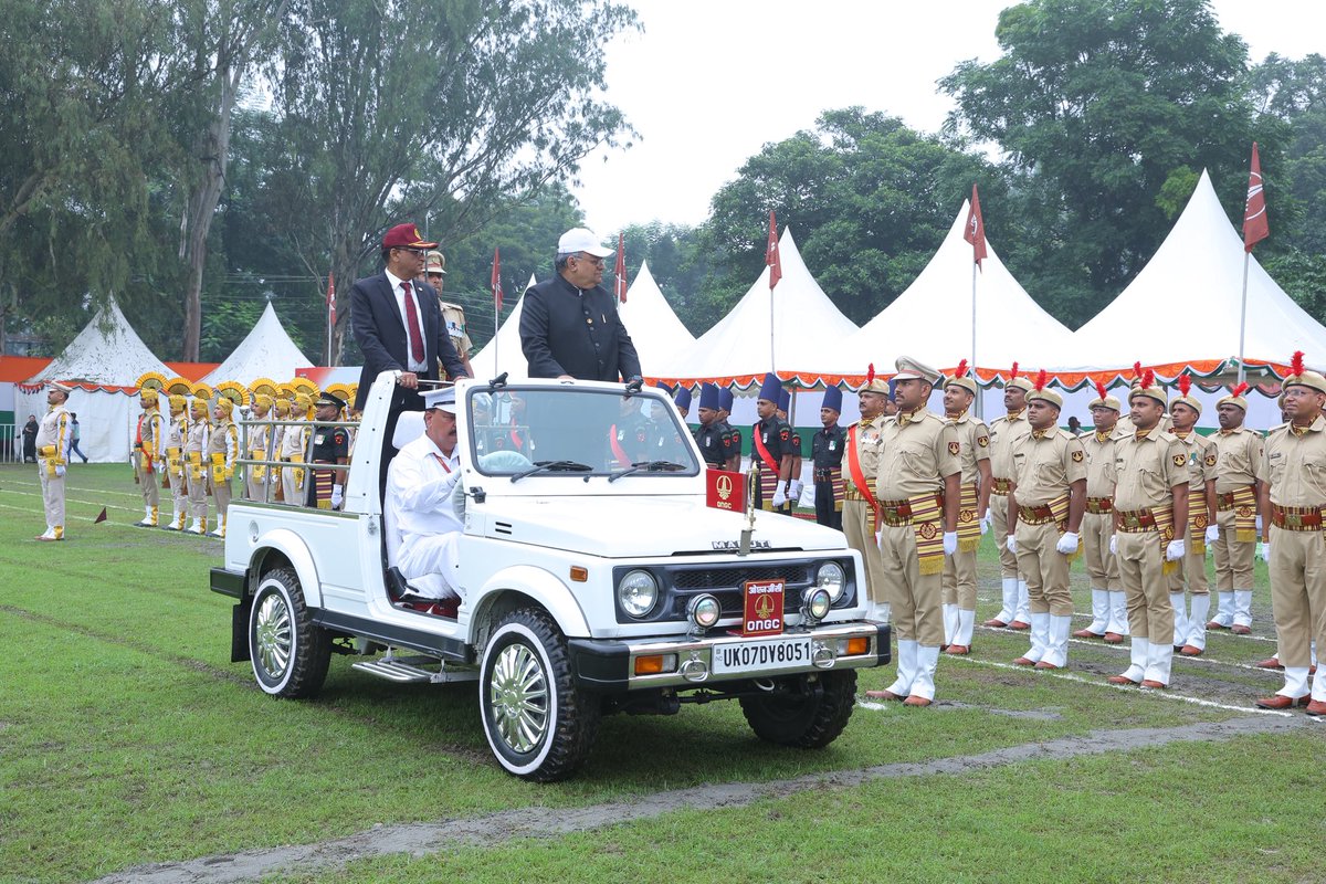 ONGC_'s tweet photo. At the 79th Independence Day celebrations in Dehradun, Chairman & CEO Arun Kumar Singh reaffirmed #ONGC’s unwavering commitment to India’s growth and self-reliance:

“Every drop of oil, every cubic metre of gas, every megawatt of renewable power is a building block of a strong and self-reliant India.”

From revitalising Mumbai High to unlocking frontier basins, from pioneering green hydrogen to adding 2.5 GW of renewable capacity, ONGC continues to fuel the nation’s energy future.

With discipline, unity, and innovation at our core, we march ahead, honouring the sacrifices of the past, delivering energy for today, and shaping a cleaner, stronger tomorrow.

#YouAreEnergy #EnergyNowAndNext