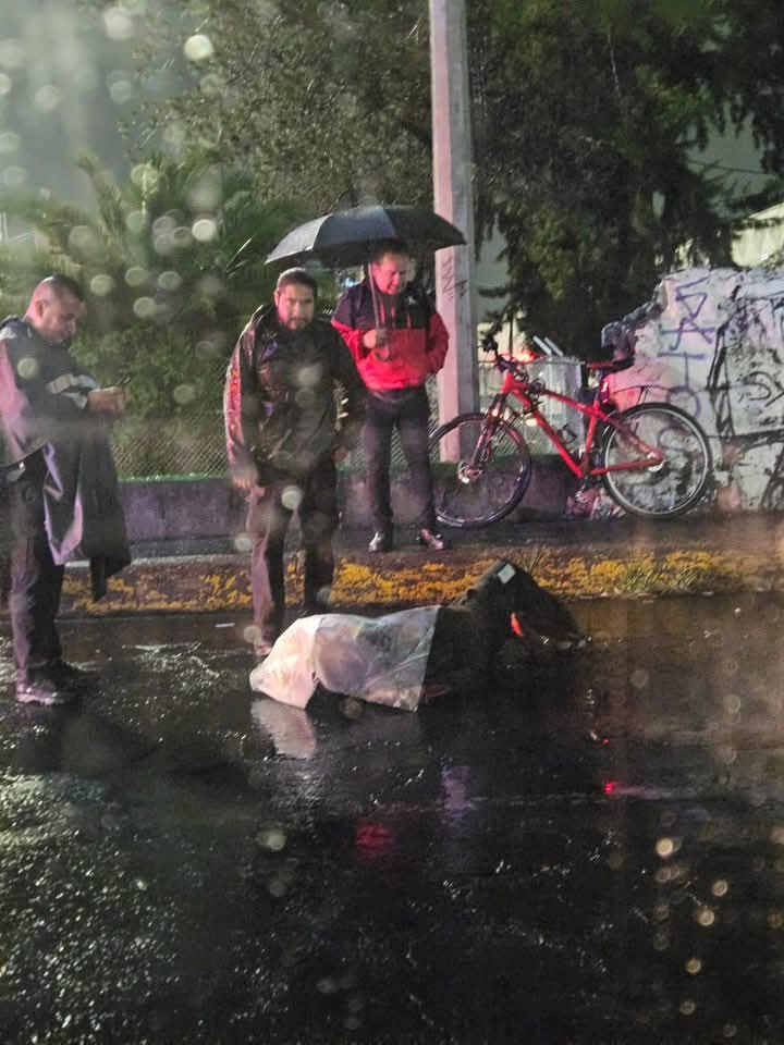 Servicios de #emergencia movilizados ante el reporte de una persona #atropellada en inmediaciones del paradero #Pantitlán, a un costado de la discoteca Down Town.