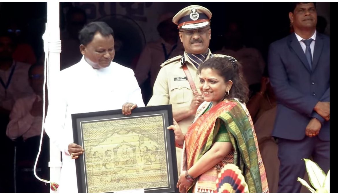 GuhaIas's tweet photo. ⁦⁦⁦@HTH_Odisha⁩ received the first prize for the Republic Day Tableaux ( Pragyapan Medha)for “GI tagged Handicrafts &amp;Handlooms of Odisha”.It is great honour for all of us,working towards this cause 🙏 ⁦@CMO_Odisha⁩ ⁦⁦@NITIAayog⁩ ⁦⁦@TexMinIndia⁩ https://t.co/fwnxWfTiFq