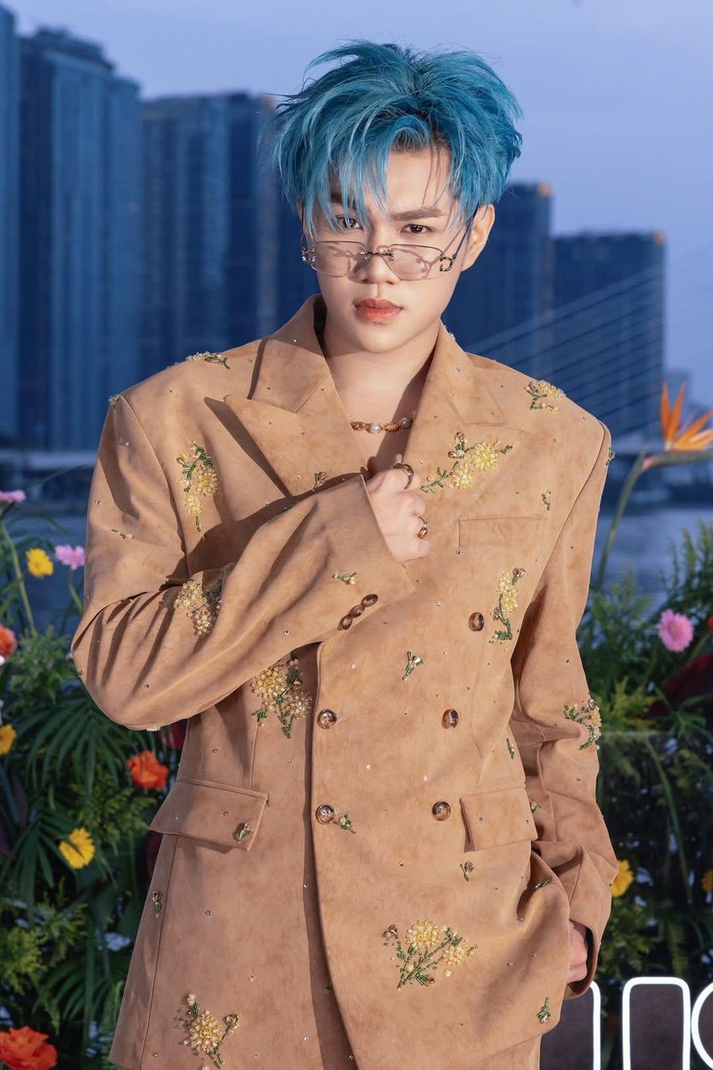 LamTuPhong's tweet photo. Thấy trai đẹp CAPTAIN BOY đeo kính chưa? Vào POPSMusic YouTube Music Night là thấy liền nò🤭🤭
#CAPTAINBOY #POPSMusic #YoutubeMusicNightVietnam https://t.co/ZEIGUmc63g