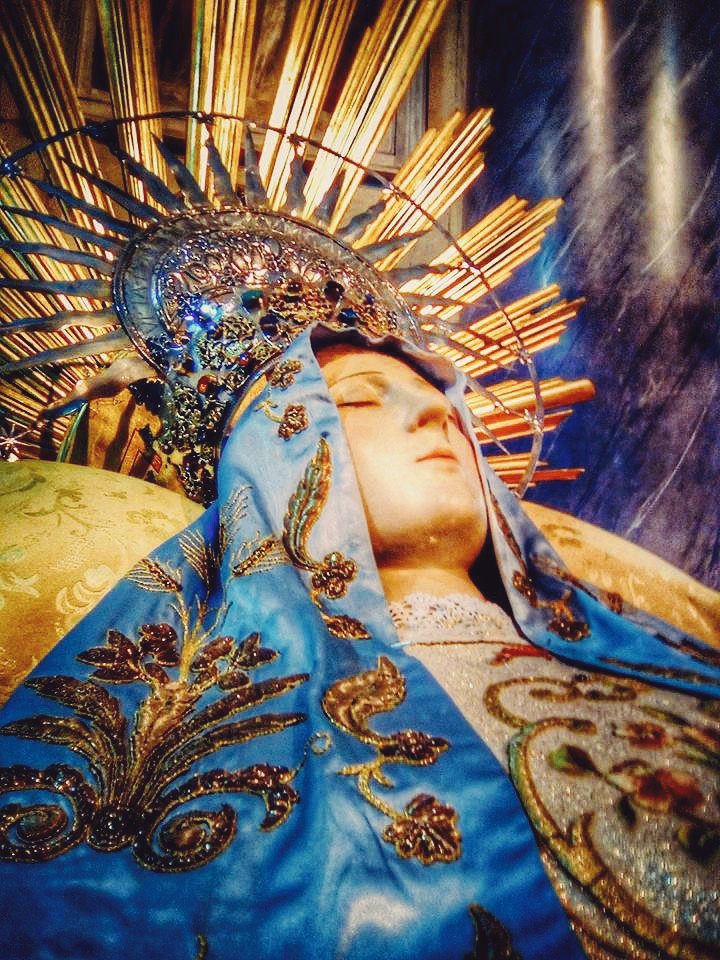 M_RitaCordeschi's tweet photo. Donna che vesti il Sole
e doni corpo ai cieli,
tu hai mutato il lamento in danza,
perché ogni generazione
potesse cantare senza posa.
Sei l'ardita speranza fatta vicina,
o Madonna,
mia Madre.
#AssunzionediMaria
📸 Vergine dormiente,
Chiesa S.Maria di Betlem #Sassari
#Candelieri https://t.co/IMpjGaW2DY